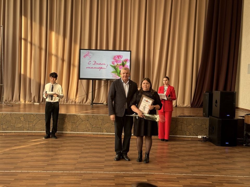 Владимир Шавлай: Сегодня, в преддверии одного из самых теплых и душевных праздников — Дня Матери, посетил «Краснодонскую среднюю школу №4 имени Героя Советского Союза С.Г. Тюленина», встретился с уважаемыми педагогами и... Владимир Шавлай: Сегодня, в преддверии одного из самых теплых и душевных праздников — Дня Матери, посетил «Краснодонскую среднюю школу №4 имени Героя Советского Союза С.Г. Тюленина», встретился с уважаемыми педагогами и...