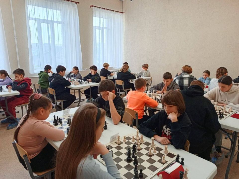 19 населённых пунктов РФ, кто бы мог подумать! А 98 игроков в двух турнирах? Это рекорд! Год назад было 80. Турниры по быстрым шахматам в рамках традиционного луганского фестиваля «Связь поколений» завершены 19 населённых пунктов РФ, кто бы мог подумать! А 98 игроков в двух турнирах? Это рекорд! Год назад было 80. Турниры по быстрым шахматам в рамках традиционного луганского фестиваля «Связь поколений» завершены