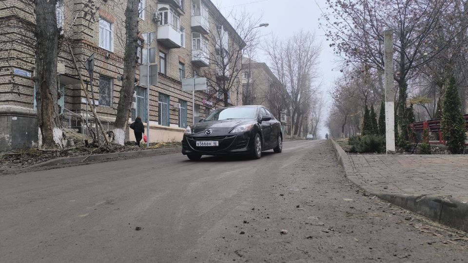 Тюменские строители завершили капитальный ремонт проезжей части ул. Ленина в г. Молодогвардейске. Сегодня наносят разметку Тюменские строители завершили капитальный ремонт проезжей части ул. Ленина в г. Молодогвардейске. Сегодня наносят разметку