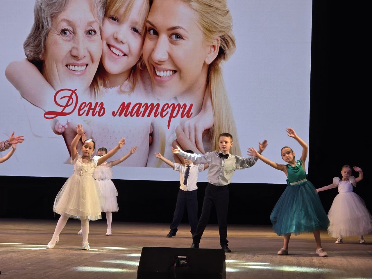 Ольга Бас: В канун Дня матери приняла участие в торжественном мероприятии, посвященном чествованию удивительных женщин, которые воспитывают настоящих героев, защищающих нашу Родину, многодетных мам и всех тех, кто с любовью...