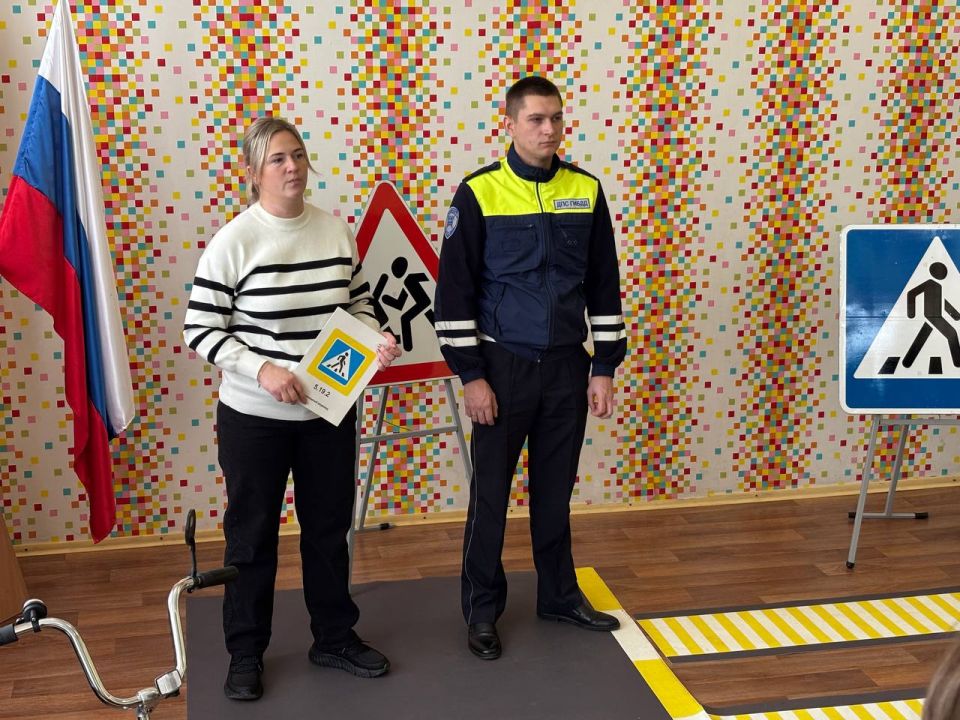 В Ровеньковской гимназии № 1 им. Г. с. Шонина прошел важный и познавательный урок безопасности дорожного движения В Ровеньковской гимназии № 1 им. Г. с. Шонина прошел важный и познавательный урок безопасности дорожного движения