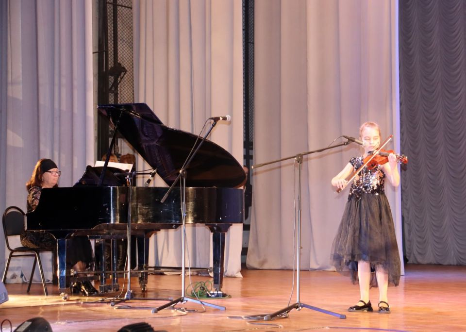 Гала-концерт открытого фестиваля-конкурса детского художественного творчества «Мамины звёздочки», посвященный Дню матери, стал настоящим подарком для всех зрителей, собравшихся в зале Дворца культуры им. Ленина Гала-концерт открытого фестиваля-конкурса детского художественного творчества «Мамины звёздочки», посвященный Дню матери, стал настоящим подарком для всех зрителей, собравшихся в зале Дворца культуры им. Ленина