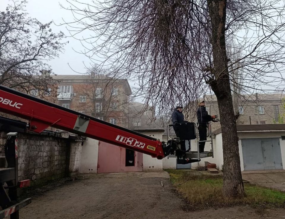 Коммунальные службы проводят работы на территории города Коммунальные службы проводят работы на территории города