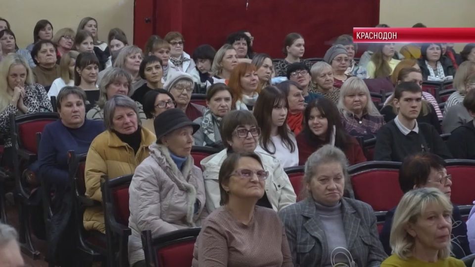 Краснодон. «С любовью к мамам» концерт под таким названием прошел в Краснодоне В этот день были отмечены матери героев СВО, многодетные мамы, женщины руководители и представительницы родительских советов ОЛЬГА ШИПОВСКАЯ...