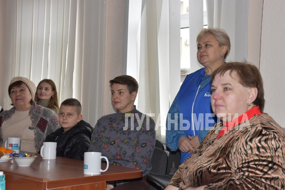 В преддверии празднования Дня матери в штабе Ровеньковского отделения Всероссийской Партии «Единая Россия», прошло чествование многодетных матерей, а также жен и матерей участников СВО В преддверии празднования Дня матери в штабе Ровеньковского отделения Всероссийской Партии «Единая Россия», прошло чествование многодетных матерей, а также жен и матерей участников СВО