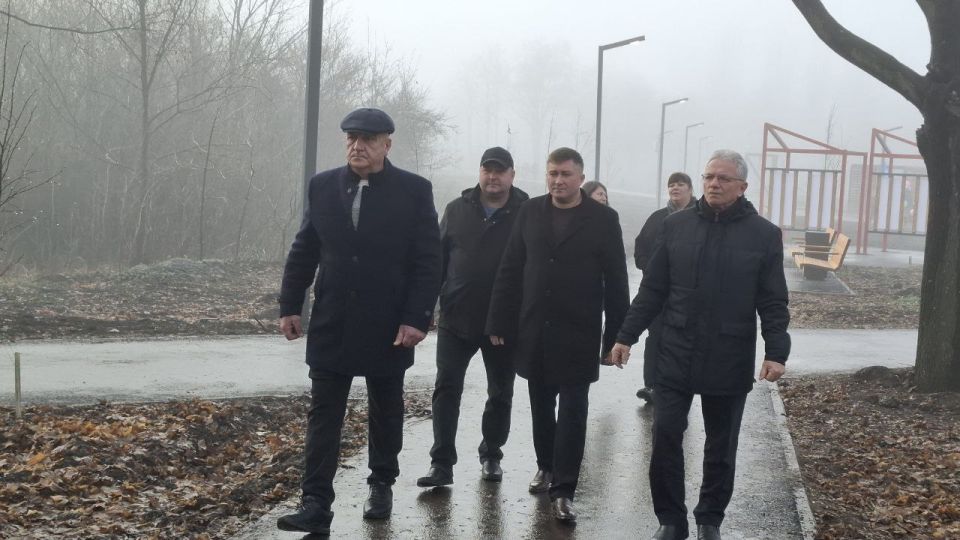 28 ноября состоялось официальное открытие парковой зоны между 2-м и 3-м микрорайонами города Красный Луч, в котором приняли участие Председатель Совета городского округа Джан Погодин-Новиков, заместитель председателя Сергей... 28 ноября состоялось официальное открытие парковой зоны между 2-м и 3-м микрорайонами города Красный Луч, в котором приняли участие Председатель Совета городского округа Джан Погодин-Новиков, заместитель председателя Сергей...