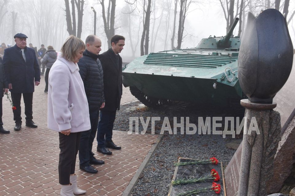 В Красном Луче состоялось торжественное открытие отремонтированного парка микрорайонов В Красном Луче состоялось торжественное открытие отремонтированного парка микрорайонов