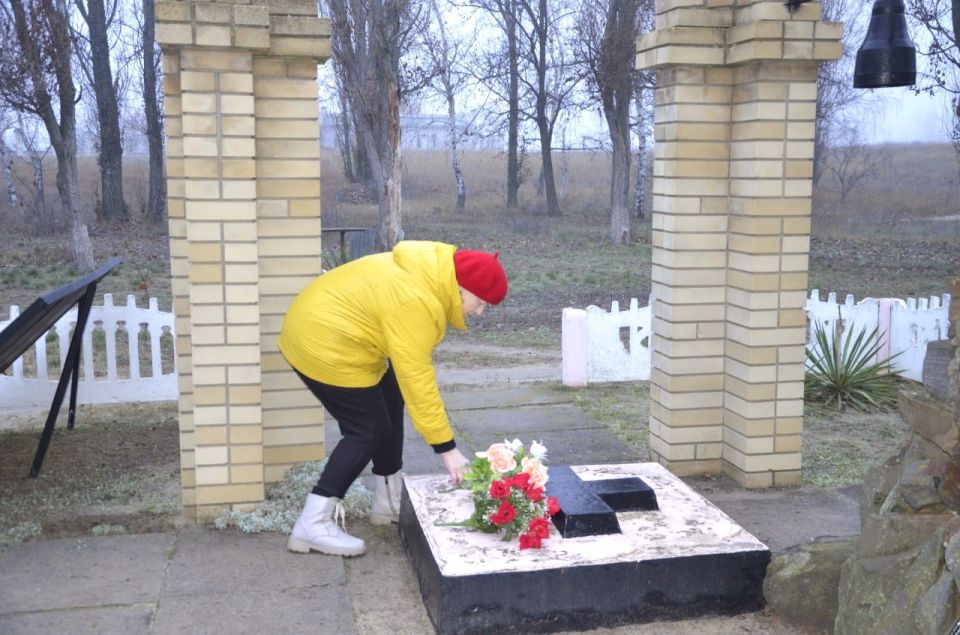 Возложение цветов к Памятному знаку Возложение цветов к Памятному знаку