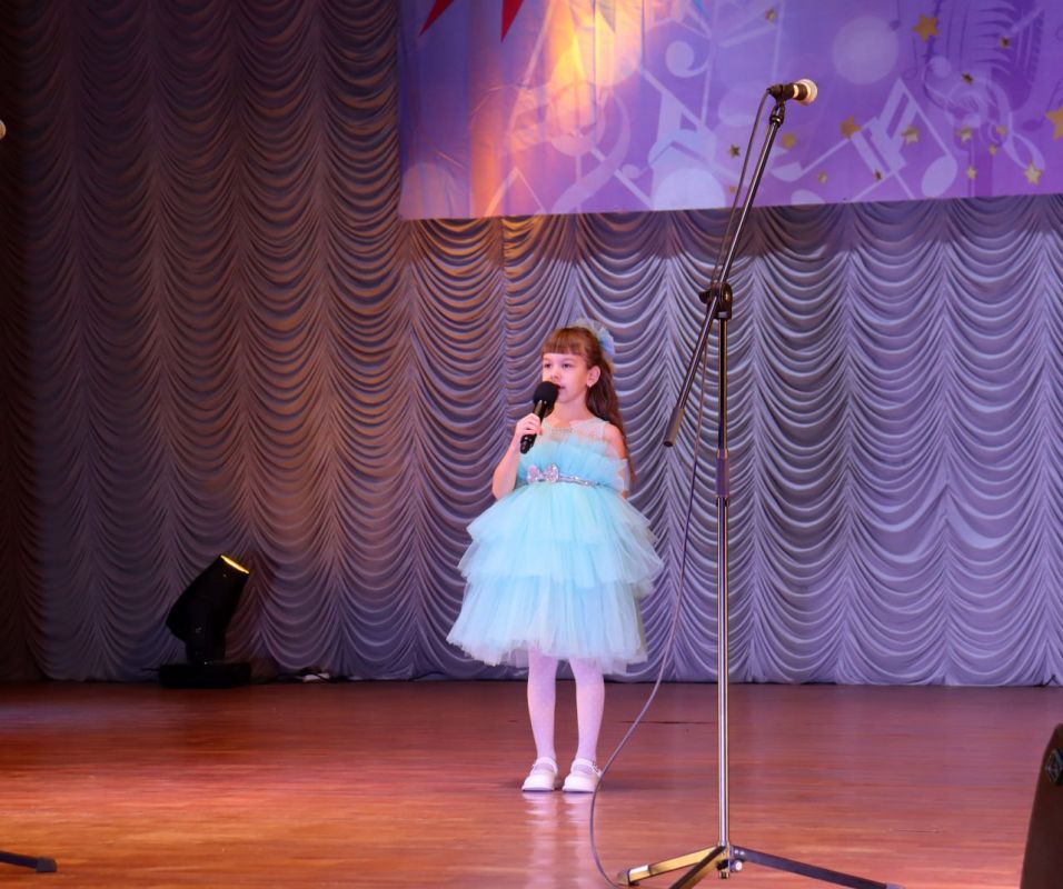 Гала-концерт открытого фестиваля-конкурса детского художественного творчества «Мамины звёздочки», посвященный Дню матери, стал настоящим подарком для всех зрителей, собравшихся в зале Дворца культуры им. Ленина Гала-концерт открытого фестиваля-конкурса детского художественного творчества «Мамины звёздочки», посвященный Дню матери, стал настоящим подарком для всех зрителей, собравшихся в зале Дворца культуры им. Ленина