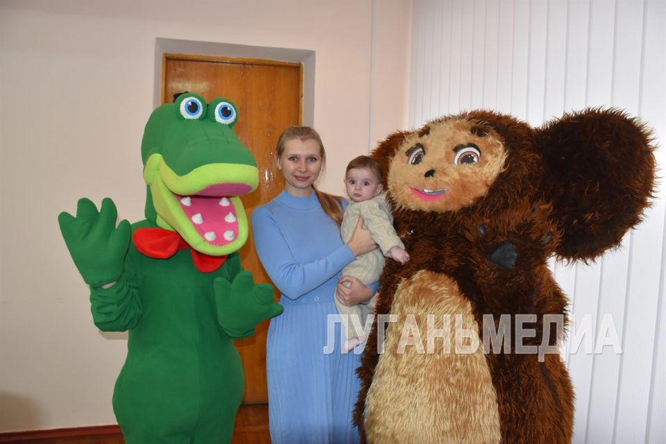 В Кировске активисты партии «Единая Россия», в преддверии Дня матери, передали наборы жительницам города, которые уже готовятся к рождению малыша В Кировске активисты партии «Единая Россия», в преддверии Дня матери, передали наборы жительницам города, которые уже готовятся к рождению малыша