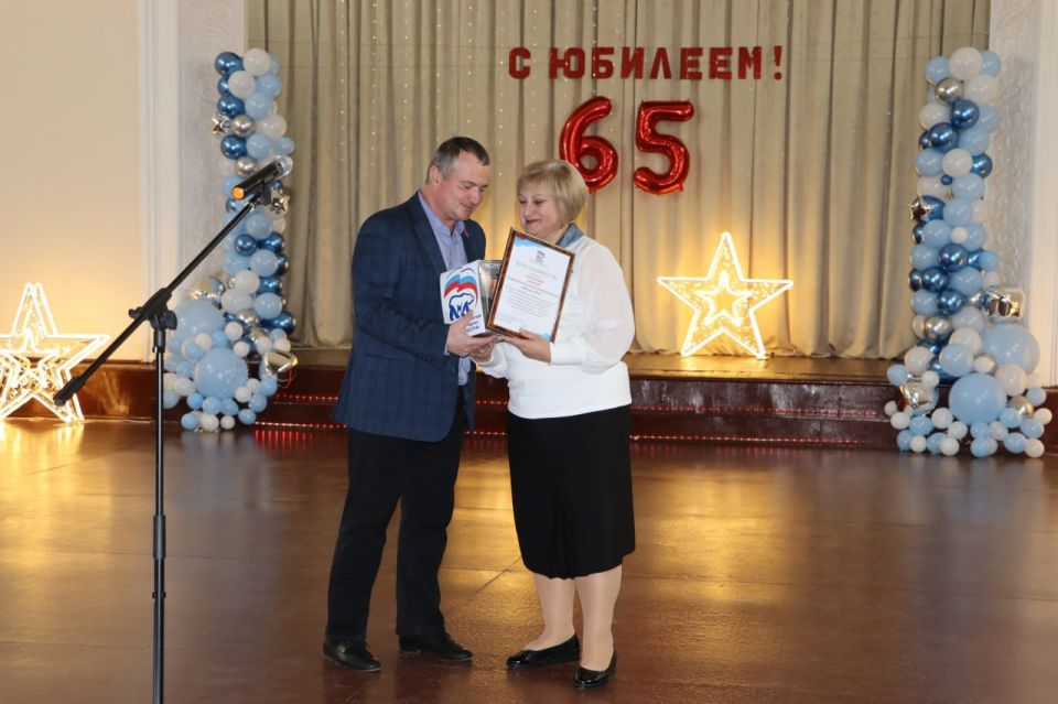 Юбилей УВК № 8!. Активисты Стахановского местного отделения партии «Единая Россия» приняли участие в торжественном мероприятии, посвящённом 65-летию учебно-воспитательного комплекса № 8. Эта школа — настоящая гордость... Юбилей УВК № 8!. Активисты Стахановского местного отделения партии «Единая Россия» приняли участие в торжественном мероприятии, посвящённом 65-летию учебно-воспитательного комплекса № 8. Эта школа — настоящая гордость...