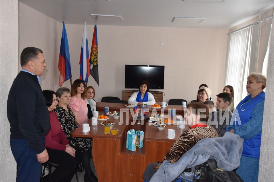 В преддверии празднования Дня матери в штабе Ровеньковского отделения Всероссийской Партии «Единая Россия», прошло чествование многодетных матерей, а также жен и матерей участников СВО