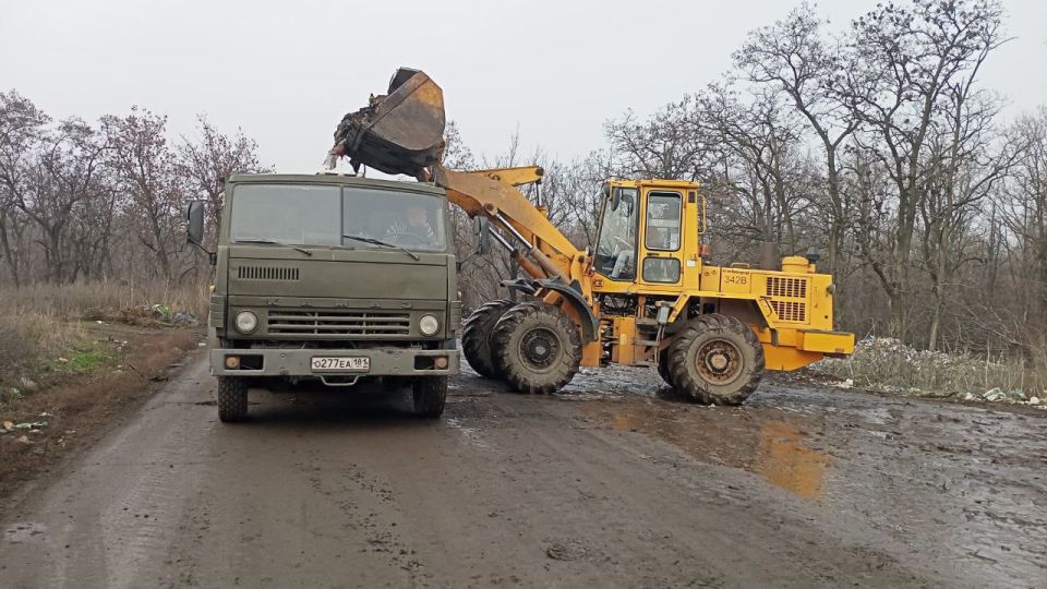 Несколько дней продолжалась работа по ликвидации несанкционированной свалки по ул. Рылеева, которая растянулась на более чем 50 метров вдоль дороги Несколько дней продолжалась работа по ликвидации несанкционированной свалки по ул. Рылеева, которая растянулась на более чем 50 метров вдоль дороги