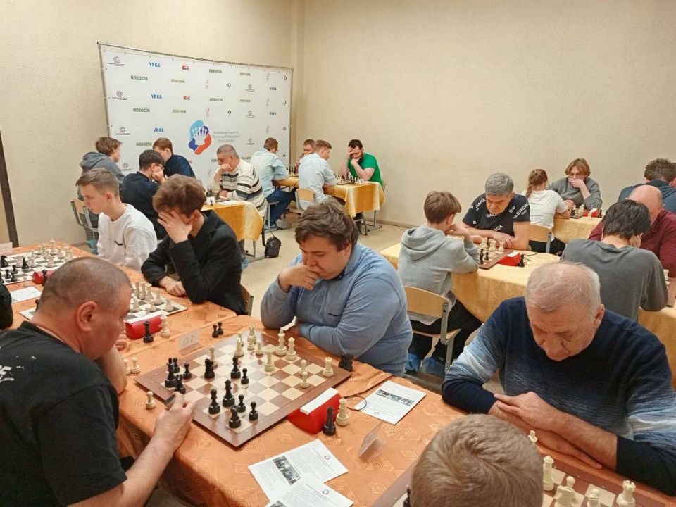 19 населённых пунктов РФ, кто бы мог подумать! А 98 игроков в двух турнирах? Это рекорд! Год назад было 80. Турниры по быстрым шахматам в рамках традиционного луганского фестиваля «Связь поколений» завершены 19 населённых пунктов РФ, кто бы мог подумать! А 98 игроков в двух турнирах? Это рекорд! Год назад было 80. Турниры по быстрым шахматам в рамках традиционного луганского фестиваля «Связь поколений» завершены