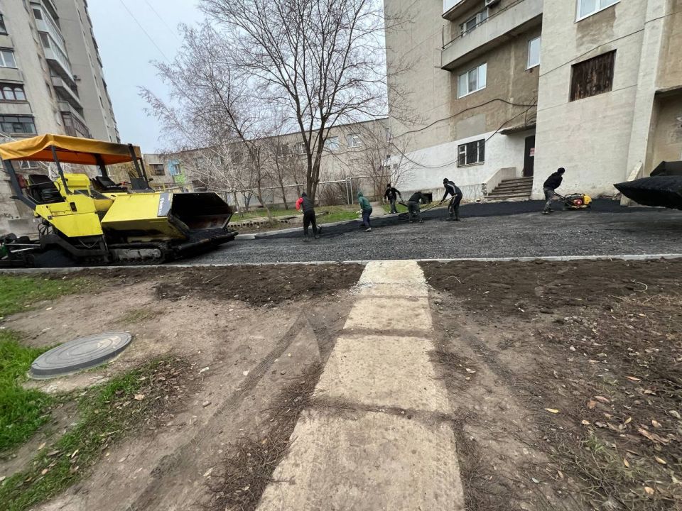 В рамках плана ремонта дорог Краснодонского муниципального округа на 2025 год продолжаются работы по обновлению внутриквартальных дорог В рамках плана ремонта дорог Краснодонского муниципального округа на 2025 год продолжаются работы по обновлению внутриквартальных дорог