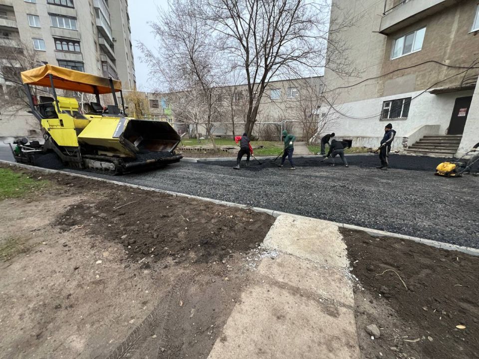 В рамках плана ремонта дорог Краснодонского муниципального округа на 2025 год продолжаются работы по обновлению внутриквартальных дорог В рамках плана ремонта дорог Краснодонского муниципального округа на 2025 год продолжаются работы по обновлению внутриквартальных дорог
