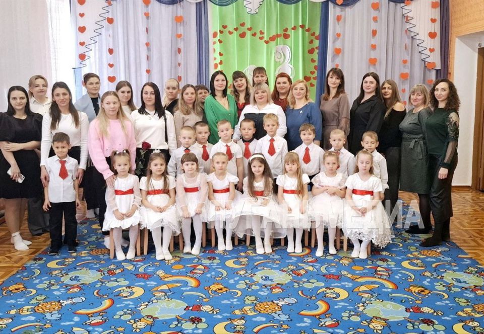 В Краснолучском ясли-саду № 40 «Яблонька» состоялся праздничный концерт «Все начинается с мамы» В Краснолучском ясли-саду № 40 «Яблонька» состоялся праздничный концерт «Все начинается с мамы»