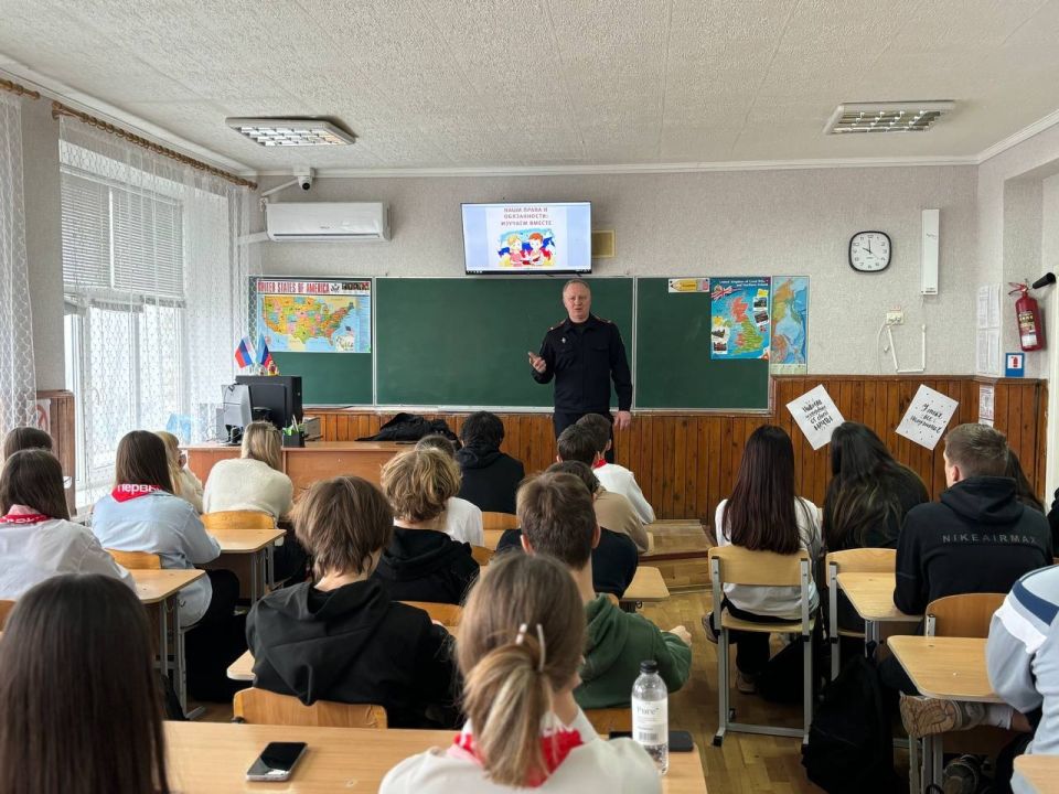Месячник правовых знаний в Ровеньковской школе №3 Месячник правовых знаний в Ровеньковской школе №3