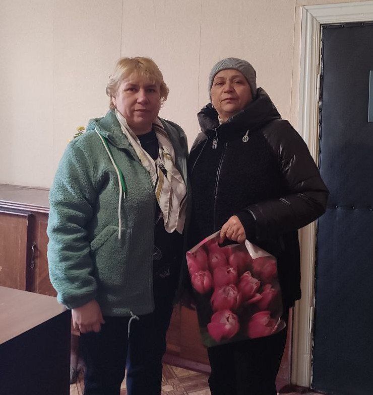 Накануне Дня матери в населенных пунктах Краснолучского городского округа: г. Петровское, г. Вахрушево и пгт. Запорожье сотрудники отделов жизнеобеспечения, активисты партии «Единая Россия» и работники учреждений культуры... Накануне Дня матери в населенных пунктах Краснолучского городского округа: г. Петровское, г. Вахрушево и пгт. Запорожье сотрудники отделов жизнеобеспечения, активисты партии «Единая Россия» и работники учреждений культуры...