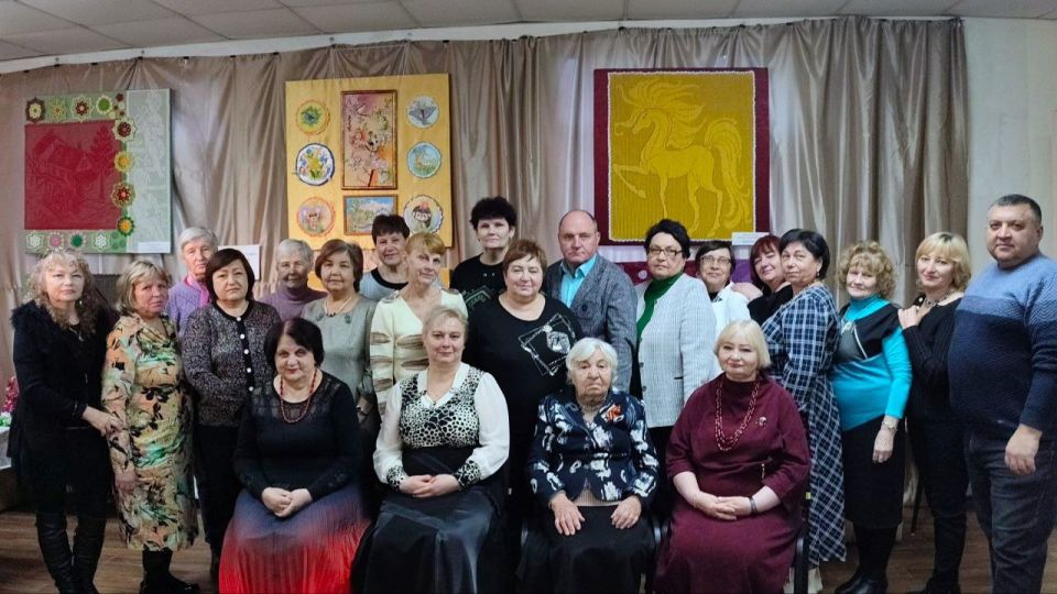 28 ноября в Краеведческом музее сотрудники МБУ «Музейный комплекс боевой славы на реке Миус» провели встречи мастеров декоративно-прикладного и художественного искусства города Красный Луч