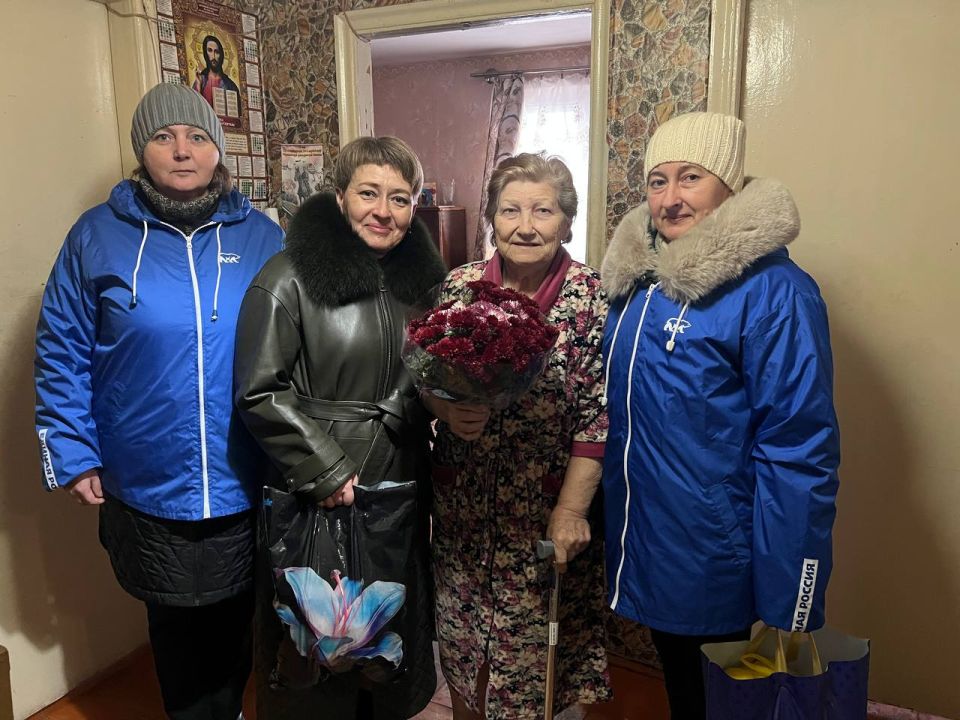 Накануне Дня матери в населенных пунктах Краснолучского городского округа: г. Петровское, г. Вахрушево и пгт. Запорожье сотрудники отделов жизнеобеспечения, активисты партии «Единая Россия» и работники учреждений культуры...