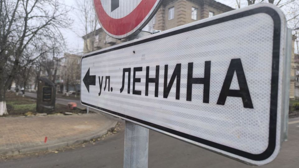 Тюменские строители завершили капитальный ремонт проезжей части ул. Ленина в г. Молодогвардейске. Сегодня наносят разметку Тюменские строители завершили капитальный ремонт проезжей части ул. Ленина в г. Молодогвардейске. Сегодня наносят разметку