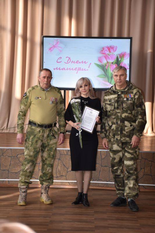 Торжественное мероприятие в честь Дня Матери в Краснодонской средней школе №4 Торжественное мероприятие в честь Дня Матери в Краснодонской средней школе №4