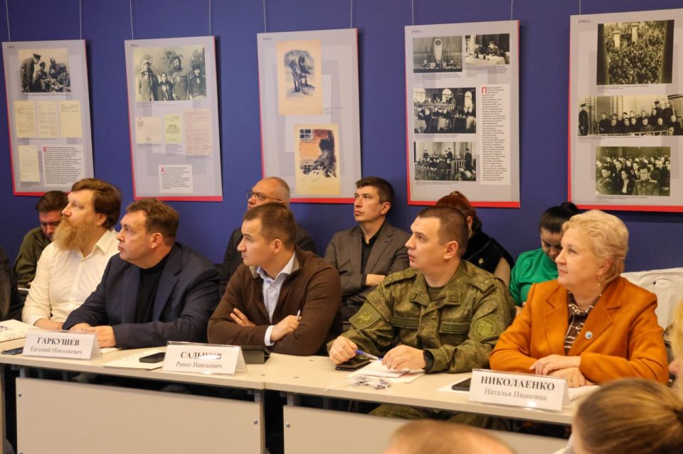 Сегодня в Луганске состоялся крайне важный Круглый стол «Поколение Победителей. Сохранение исторической правды о героях прошлого и настоящего» Сегодня в Луганске состоялся крайне важный Круглый стол «Поколение Победителей. Сохранение исторической правды о героях прошлого и настоящего»