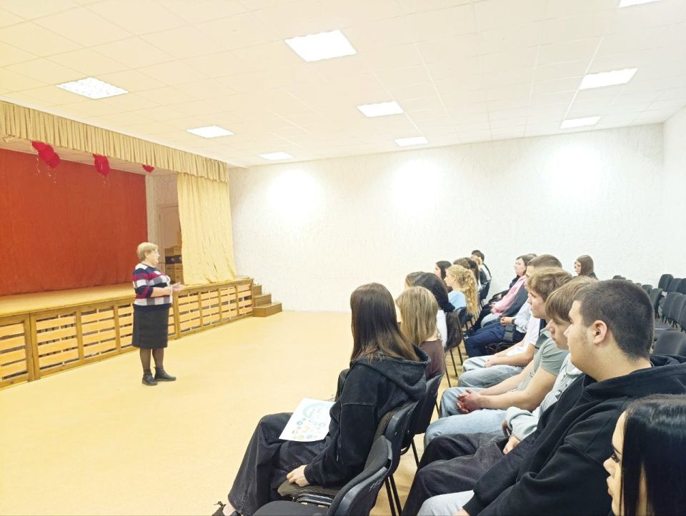 Представитель Луганской городской больницы № 1 провел профориентационную беседу среди школьников Представитель Луганской городской больницы № 1 провел профориентационную беседу среди школьников