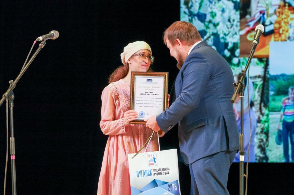 Денис Колесников от лица Парламента ЛНР поздравил женщин республики с Днем матери Денис Колесников от лица Парламента ЛНР поздравил женщин республики с Днем матери