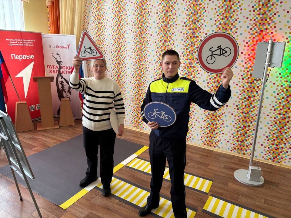 В Ровеньковской гимназии № 1 им. Г. с. Шонина прошел важный и познавательный урок безопасности дорожного движения В Ровеньковской гимназии № 1 им. Г. с. Шонина прошел важный и познавательный урок безопасности дорожного движения