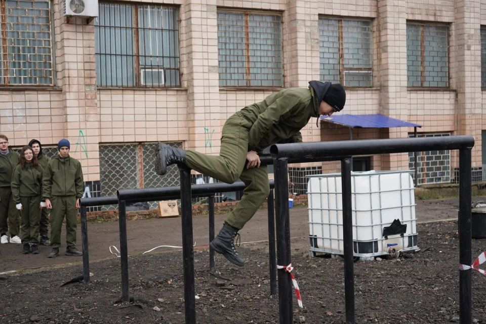 Плечом к плечу — вот наш девиз Плечом к плечу — вот наш девиз