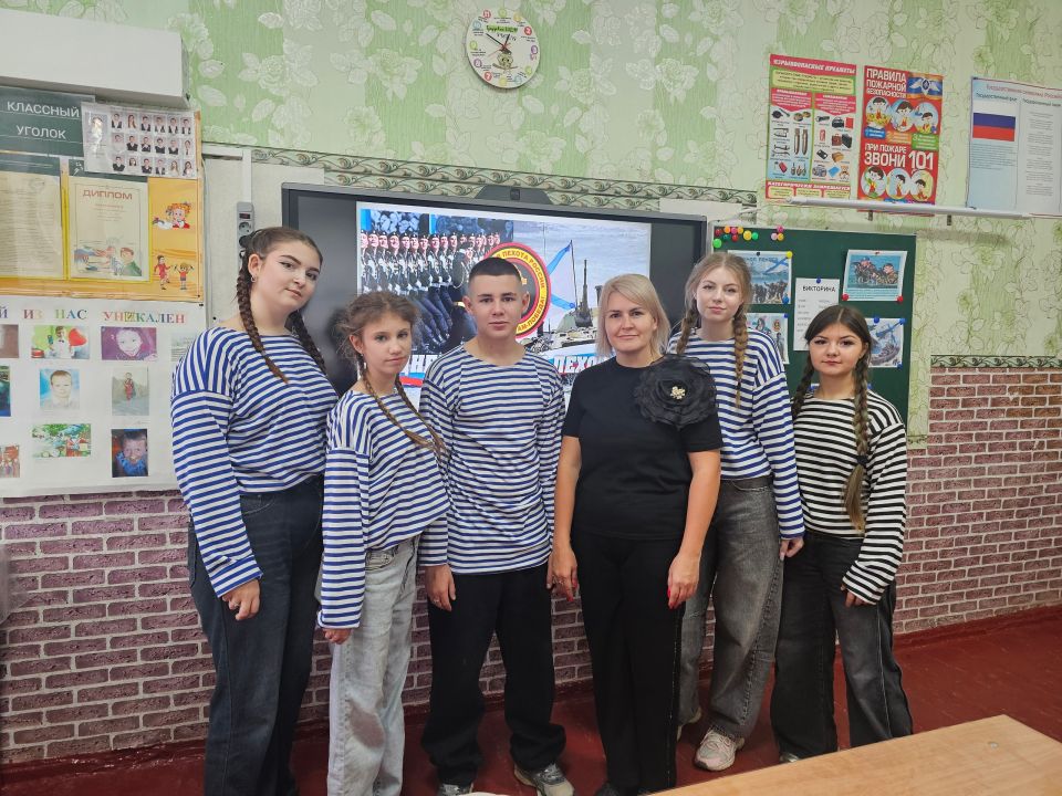 В Брянковской специализированной школе №1 прошел урок мужества, на котором классный руководитель 9 – А класса Курпан Ирина познакомила обучающихся с историей морской пехоты, её ролью в годы Великой Отечественной войны и... В Брянковской специализированной школе №1 прошел урок мужества, на котором классный руководитель 9 – А класса Курпан Ирина познакомила обучающихся с историей морской пехоты, её ролью в годы Великой Отечественной войны и...