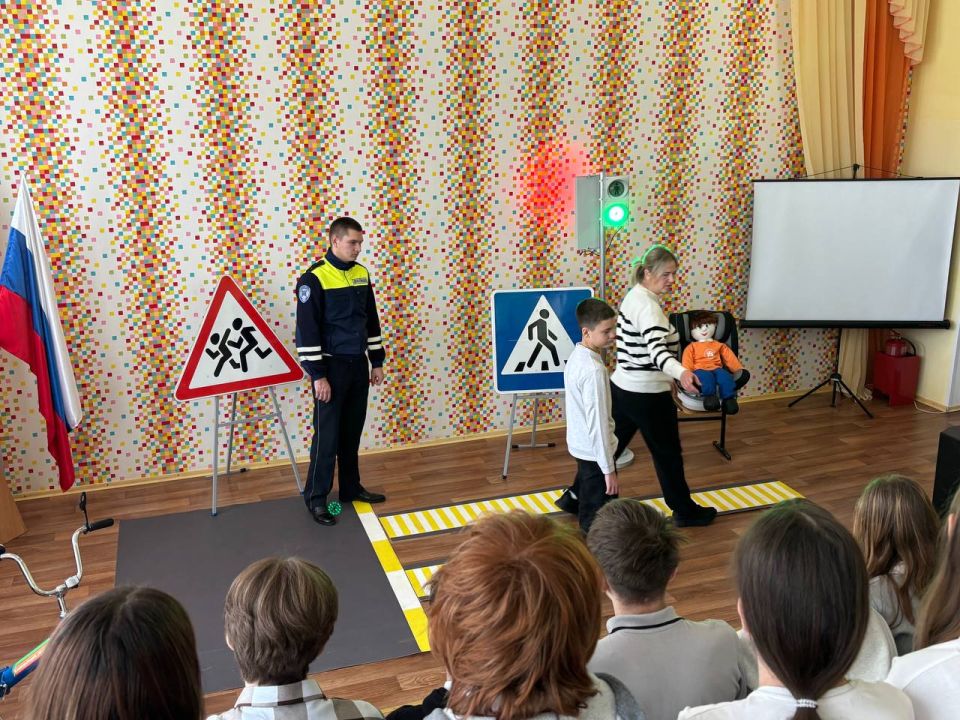 В Ровеньковской гимназии № 1 им. Г. с. Шонина прошел важный и познавательный урок безопасности дорожного движения В Ровеньковской гимназии № 1 им. Г. с. Шонина прошел важный и познавательный урок безопасности дорожного движения