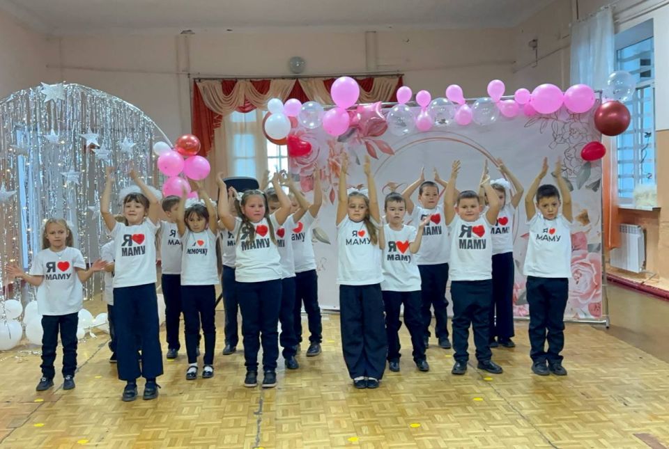 Сердечное признание: Праздничный концерт ко Дню матери в Ровеньковской школе № 12 Сердечное признание: Праздничный концерт ко Дню матери в Ровеньковской школе № 12