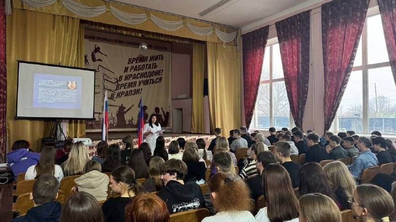 В преддверии Всемирного дня борьбы со СПИДом: Врач-терапевт Краснодонского родильного дома провела просветительские лекции для молодежи Краснодона