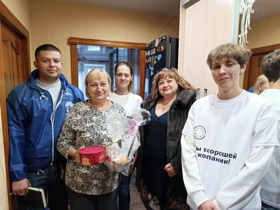 В Северодонецке в преддверии Дня матери "ЕДИНАЯ РОССИЯ" и студенты поздравили матерей погибших участников СВО и поддержали бойцов В Северодонецке в преддверии Дня матери "ЕДИНАЯ РОССИЯ" и студенты поздравили матерей погибших участников СВО и поддержали бойцов