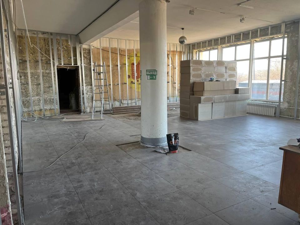 В зрительном зале Марковского районного ДК заканчивают монтаж нового пола В зрительном зале Марковского районного ДК заканчивают монтаж нового пола