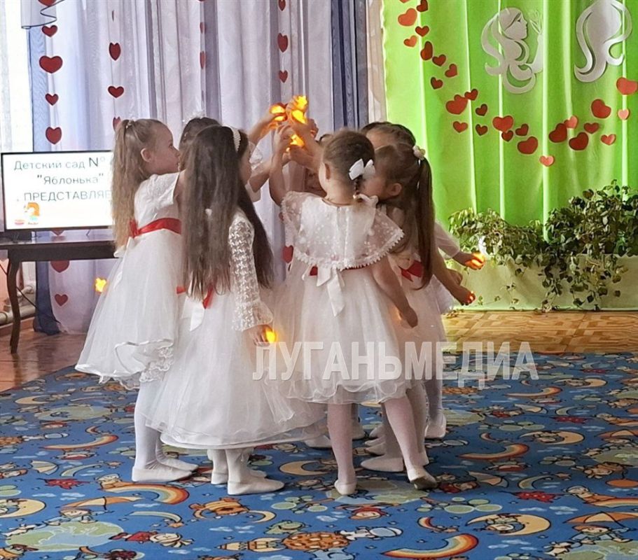 В Краснолучском ясли-саду № 40 «Яблонька» состоялся праздничный концерт «Все начинается с мамы» В Краснолучском ясли-саду № 40 «Яблонька» состоялся праздничный концерт «Все начинается с мамы»