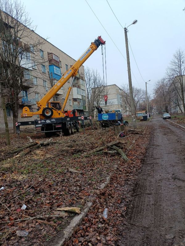 Коммунальные службы проводят работы на территории города Коммунальные службы проводят работы на территории города
