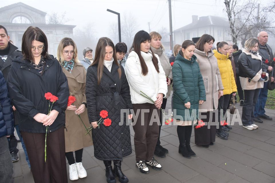 В Первомайске возложили цветы к Памятному знаку ликвидаторам аварии на Чернобыльской АЭС В Первомайске возложили цветы к Памятному знаку ликвидаторам аварии на Чернобыльской АЭС