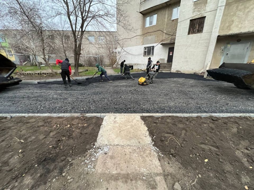 В рамках плана ремонта дорог Краснодонского муниципального округа на 2025 год продолжаются работы по обновлению внутриквартальных дорог В рамках плана ремонта дорог Краснодонского муниципального округа на 2025 год продолжаются работы по обновлению внутриквартальных дорог