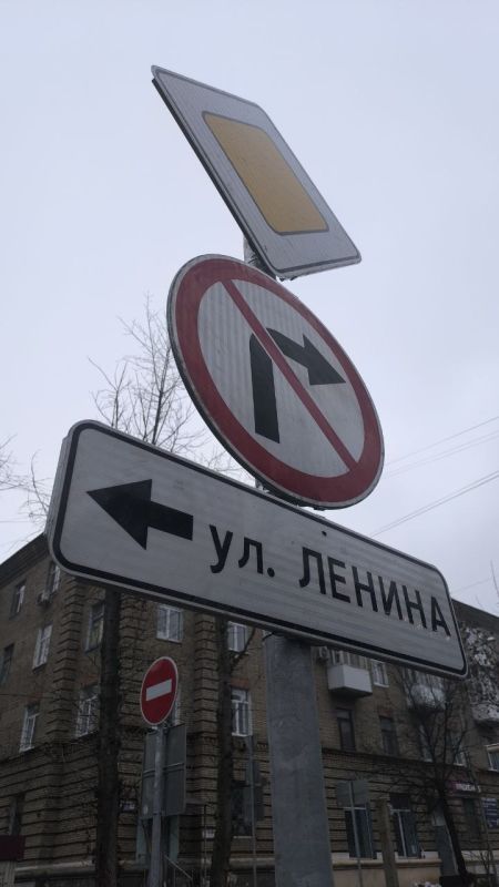 Тюменские строители завершили капитальный ремонт проезжей части ул. Ленина в г. Молодогвардейске. Сегодня наносят разметку Тюменские строители завершили капитальный ремонт проезжей части ул. Ленина в г. Молодогвардейске. Сегодня наносят разметку