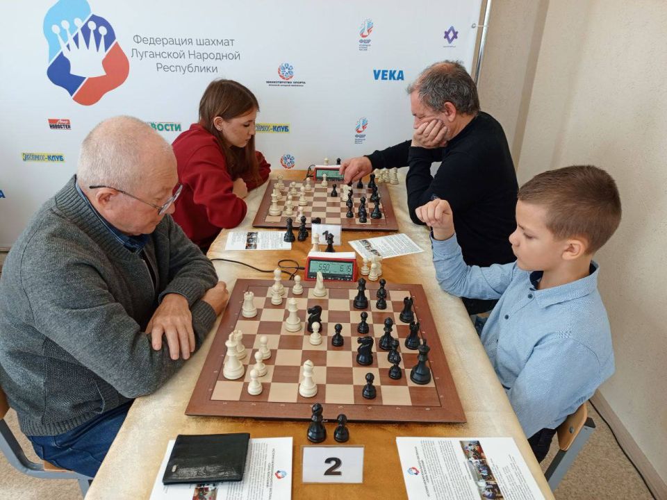 19 населённых пунктов РФ, кто бы мог подумать! А 98 игроков в двух турнирах? Это рекорд! Год назад было 80. Турниры по быстрым шахматам в рамках традиционного луганского фестиваля «Связь поколений» завершены