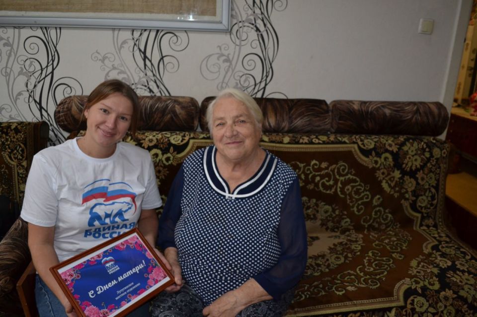 Лутугинские единороссы поздравили с Днём матери жительниц Лутугинского муниципального округа Лутугинские единороссы поздравили с Днём матери жительниц Лутугинского муниципального округа