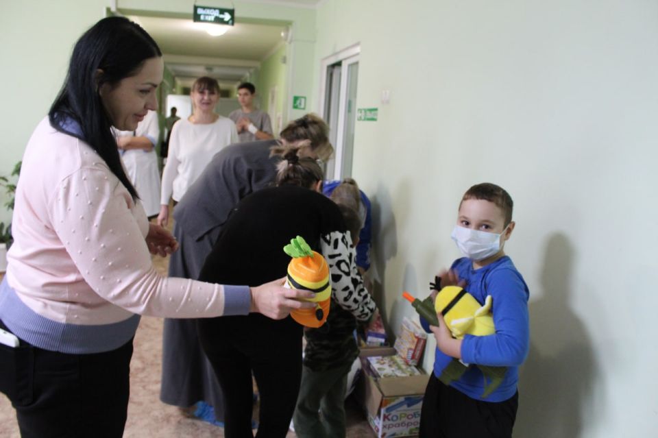 Юлия Кожухарь: Вместе с Председателем Совета Новопсковского муниципального округа Викторией Широкорад и активистами Партии посетили детское отделение Новопсковской многопрофильной больницы и подарили детям радость, вручив им... Юлия Кожухарь: Вместе с Председателем Совета Новопсковского муниципального округа Викторией Широкорад и активистами Партии посетили детское отделение Новопсковской многопрофильной больницы и подарили детям радость, вручив им...