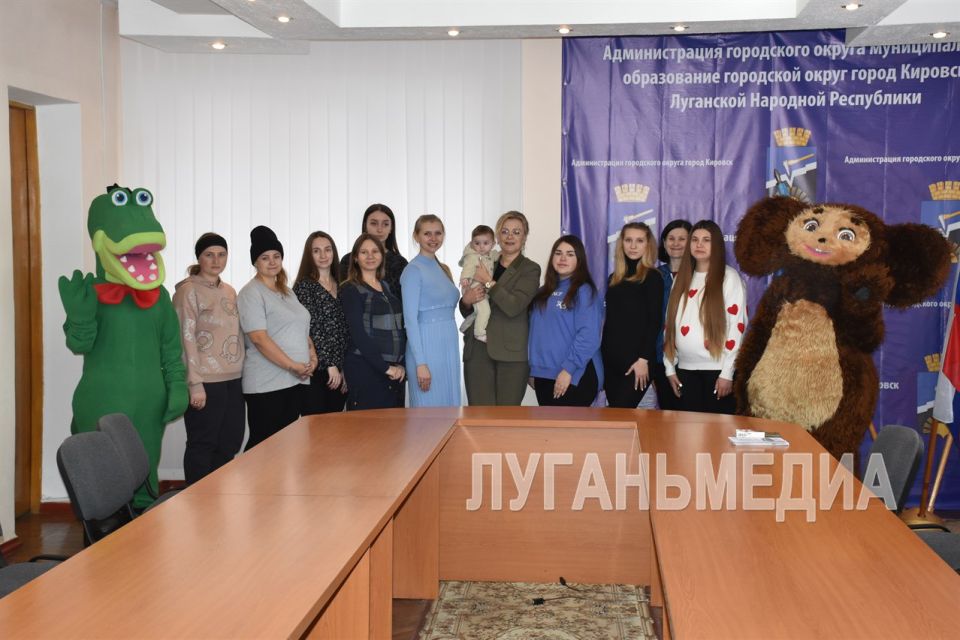 В Кировске активисты партии «Единая Россия», в преддверии Дня матери, передали наборы жительницам города, которые уже готовятся к рождению малыша