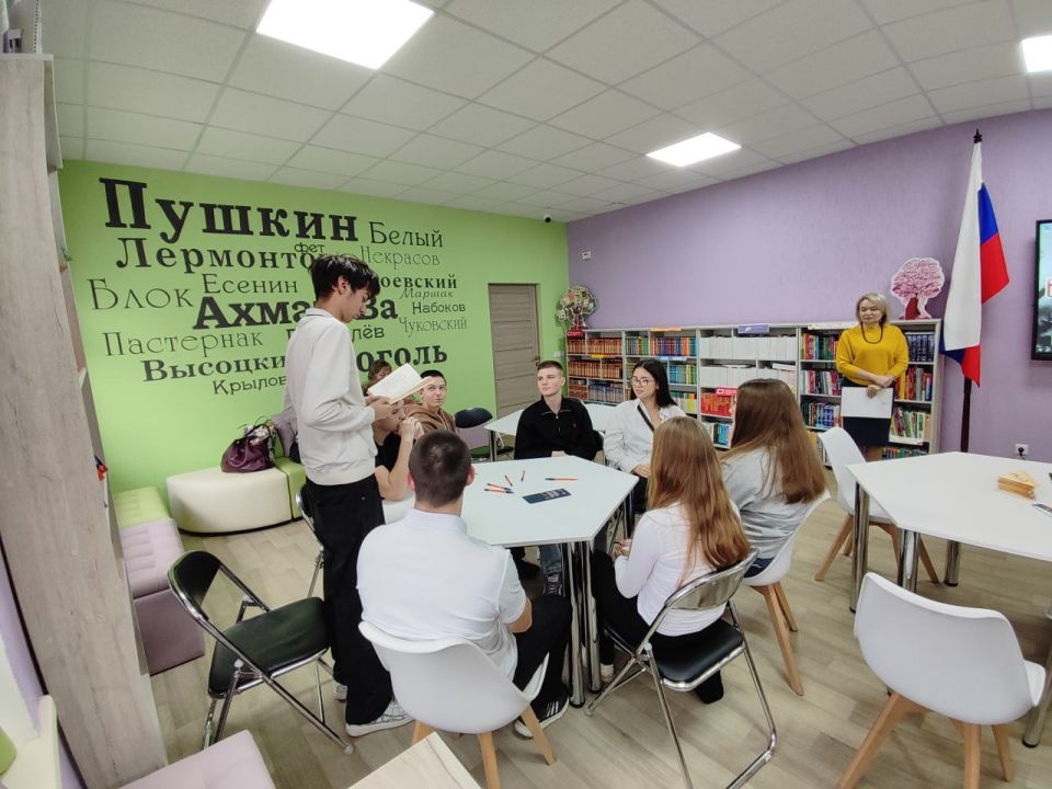 Час памяти в центральной библиотеке Стаханова: наследие Константина Симонова Час памяти в центральной библиотеке Стаханова: наследие Константина Симонова