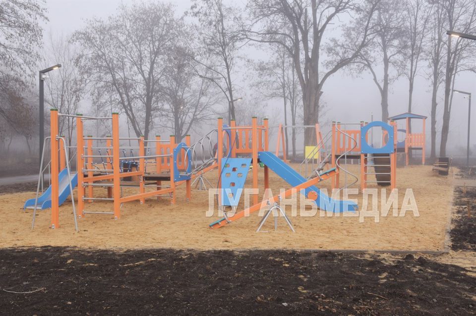 В Красном Луче состоялось торжественное открытие отремонтированного парка микрорайонов