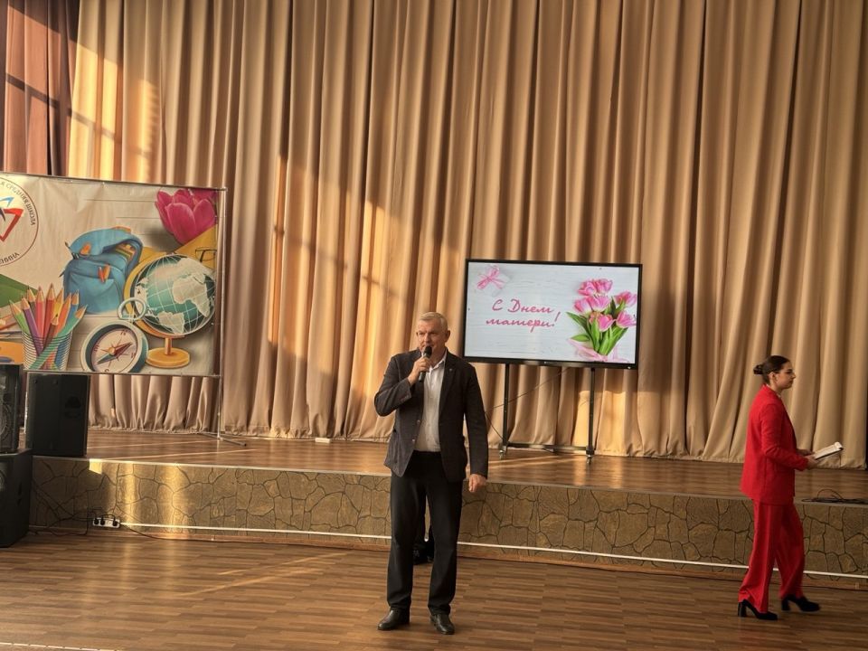 Владимир Шавлай: Сегодня, в преддверии одного из самых теплых и душевных праздников — Дня Матери, посетил «Краснодонскую среднюю школу №4 имени Героя Советского Союза С.Г. Тюленина», встретился с уважаемыми педагогами и...